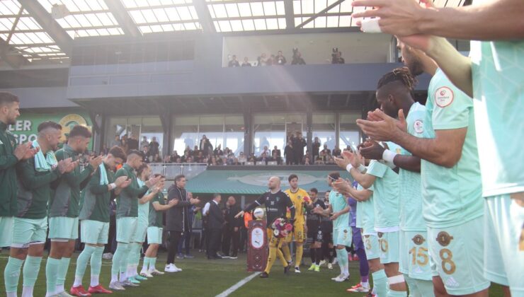 Esenler Erokspor, Süper Lig’e çıkan Kocaelispor’u alkış ve çiçekle karşıladı