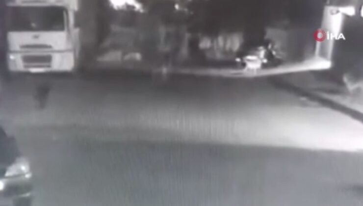 Esenyurt’ta başıboş köpekler sokakta yürüyen adama saldırdı