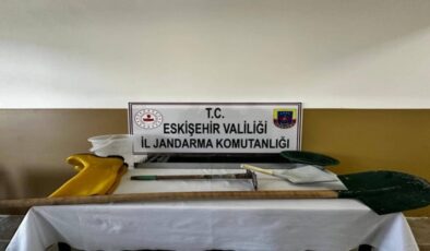 Eskişehir’de kaçak kazı yapan şüpheliyi jandarma suçüstü yakaladı