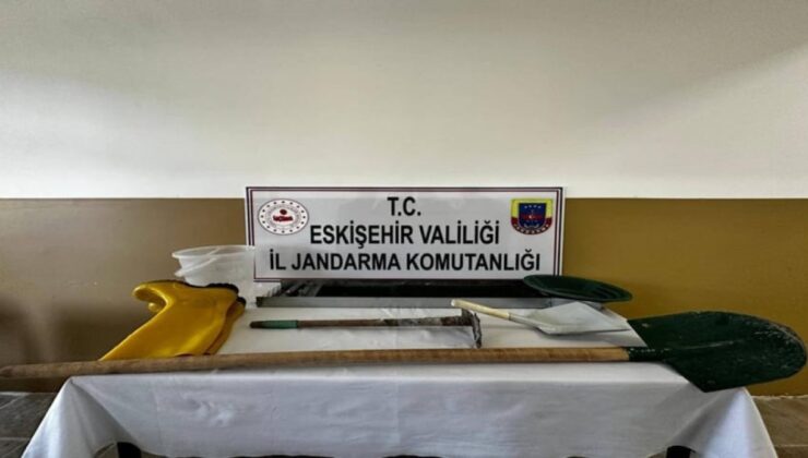 Eskişehir’de kaçak kazı yapan şüpheliyi jandarma suçüstü yakaladı