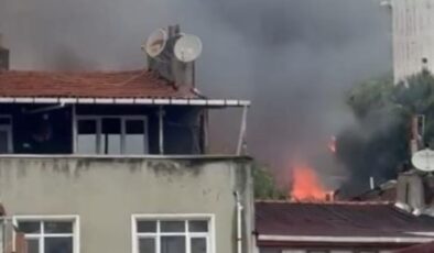 Fatih’te 3 gecekonduda yangın
