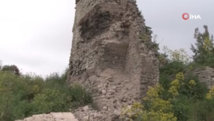 Fatih’te faciadan dönüldü: Deprem esnasında sur duvarından dev parça düştü