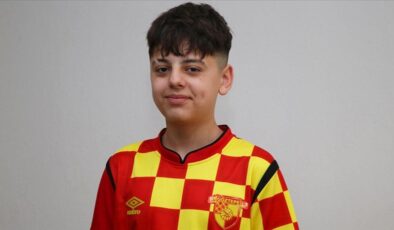 Göztepe sevgisiyle gizlice stada giren Yiğit, bu kez tribünde