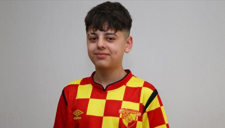 Göztepe sevgisiyle gizlice stada giren Yiğit, bu kez tribünde