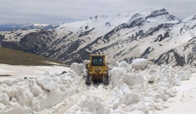 Hakkari’de askeri üs bölgelerinde 4 metre karla gayret