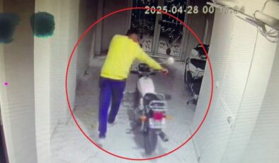 Hatay’da çaldığı motosikletle tıplarken balkonda asılı ceketi de üzerine giydi