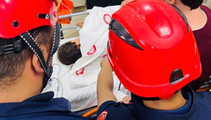 Hatay’da kız çocuğunun beline inşaat demiri saplandı
