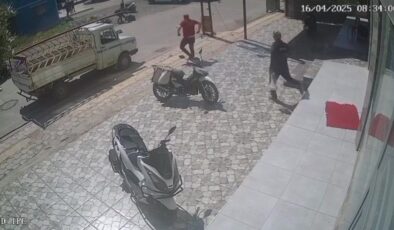 Hatay’da motosiklete binmek isterlerken motosiklet çarptı