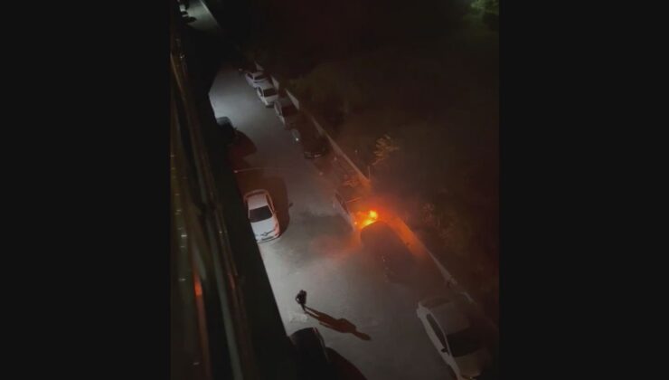 Hatay’da park halindeki otomobil alev aldı