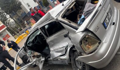 Isparta’da otomobil, durakta yolcu alan otobüse çarptı