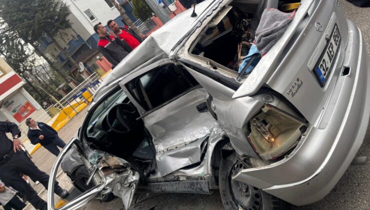 Isparta’da otomobil, durakta yolcu alan otobüse çarptı