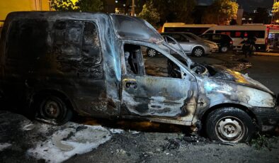 İstanbul Küçükçekmece’de park halindeki araç alev alev yandı