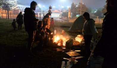 İstanbul’da bazı vatandaşlar deprem endişesiyle geceyi dışarıda geçirmeye devam etti