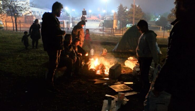 İstanbul’da bazı vatandaşlar deprem endişesiyle geceyi dışarıda geçirmeye devam etti