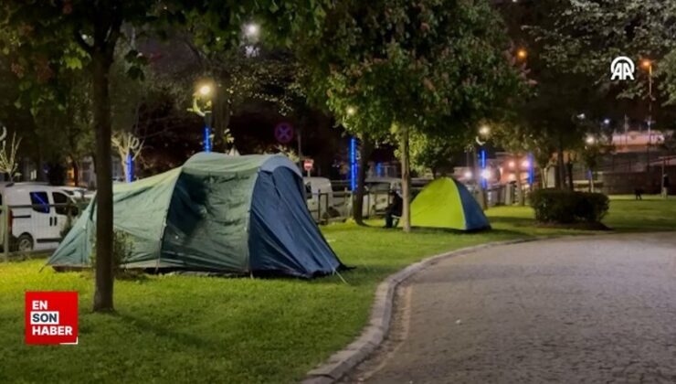 İstanbul’da bazı vatandaşlar deprem korkusuyla bu geceyi de dışarıda geçirdi