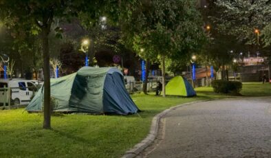 İstanbul’da bazı vatandaşlar deprem korkusuyla bu geceyi de dışarıda geçirdi