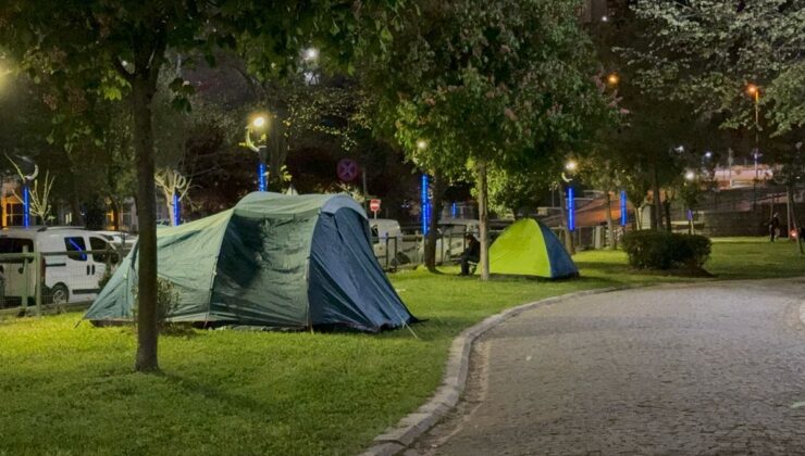 İstanbul’da bazı vatandaşlar deprem korkusuyla bu geceyi de dışarıda geçirdi