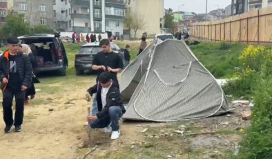 İstanbul’da deprem sonrası vatandaşlar parkta çadır kurdu