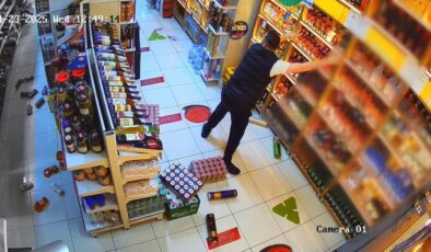 İstanbul’da depremden kaçmak yerine raflardaki ürünleri tuttu