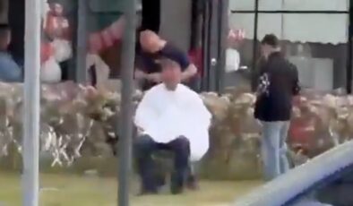 İstanbul’da depreme yakalanan berber tıraşa dükkan önünde devam etti