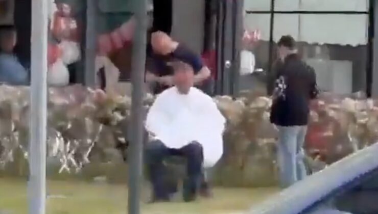 İstanbul’da depreme yakalanan berber tıraşa dükkan önünde devam etti