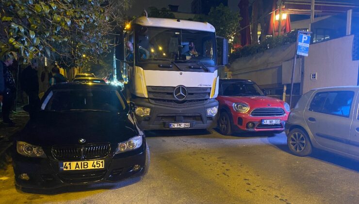 İstanbul’da hatalı park edilen aracı çevredekiler elleriyle taşıdı