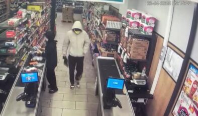 İstanbul’da market çalışanını bıçakla tehdit ederek 80 bin TL gasbetti