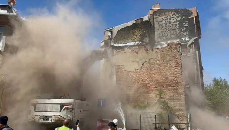 İstanbul’da metruk bina depremde kısmen çöktü