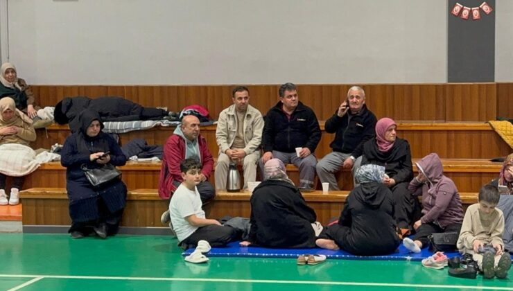 İstanbul’da vatandaşlar, deprem endişesiyle geceyi dışarıda geçiriyor