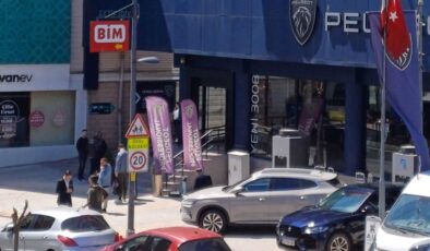 İstanbul’da yaşanan 6.2’lük deprem sonrası halk sokağı döküldü