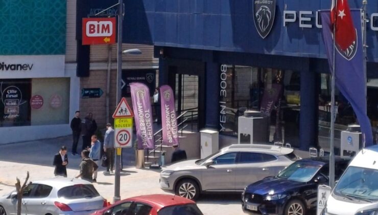 İstanbul’da yaşanan 6.2’lük deprem sonrası halk sokağı döküldü