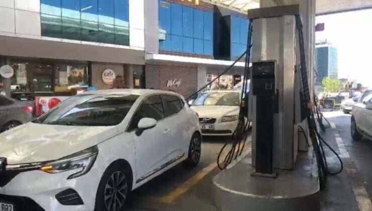 İstanbul’daki deprem sonrası insanlar benzin istasyonlarına akın etti