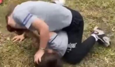 İzmir’de kız öğrencilerin saç saça arbedesi kamerada