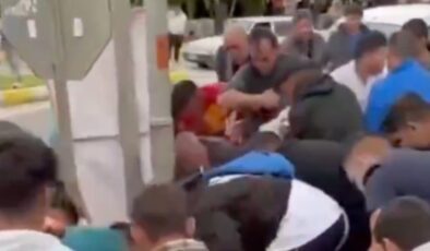 İzmir’de tır devrildi, alkollü içecekleri kapma yarışı başladı