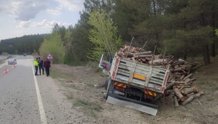 Karabük’teki kazada odun yüklü tır devrildi