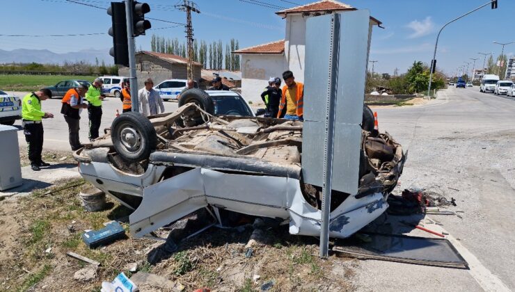 Karaman’da kaza yapan otomobil ters döndü
