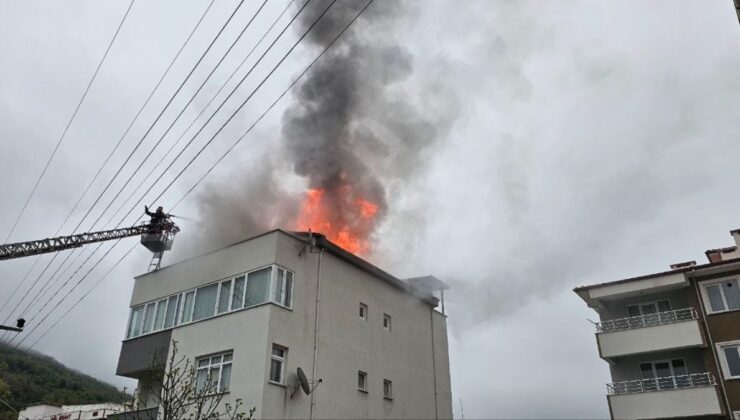 Kastamonu’da çatıdan alevler yükseldi