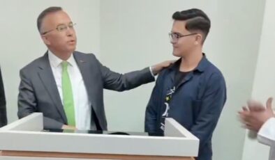 Kemal Çeber paylaştı: Gaziantep’te protokolün kürsü sorunu çözüldü