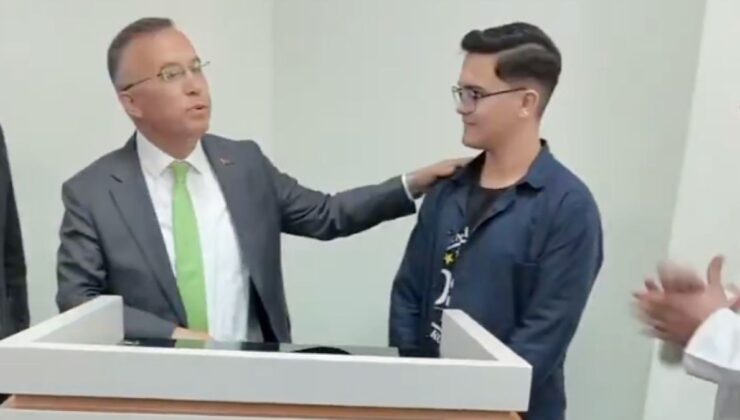 Kemal Çeber paylaştı: Gaziantep’te protokolün kürsü sorunu çözüldü