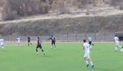 Kramponu çıkan futbolcudan enfes gol