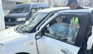 Kütahya’da 2042’ye kadar ehliyetine el konulan şoför arabasıyla otobüse çarptı