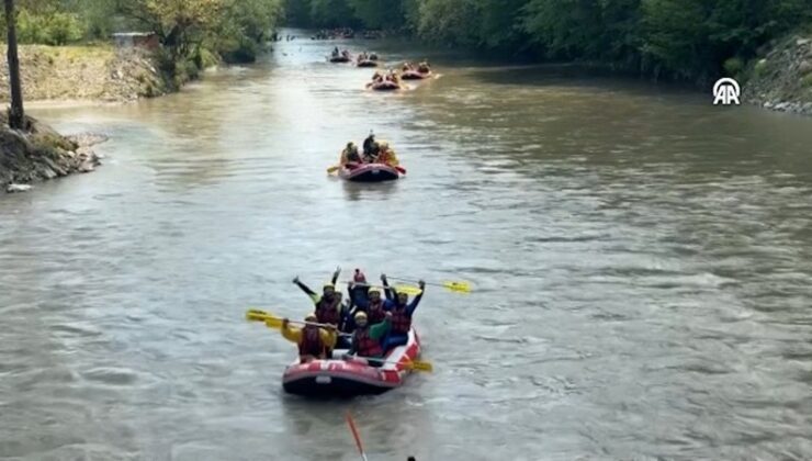 Maceraseverler Düzce’de hafta sonunu rafting yaparak değerlendirdi