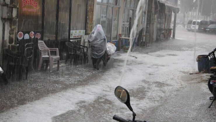 Manisa’da dolu bastırdı: Caddeler su altında kaldı