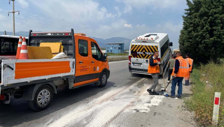 Manisa’da servis minibüsleri çarpıştı