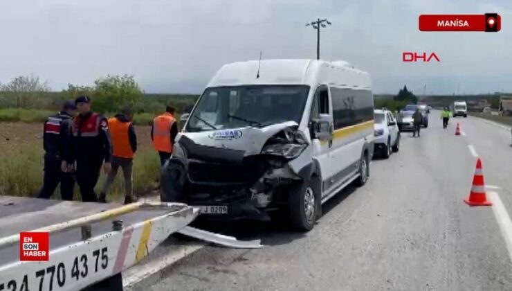 Manisa’da servis minibüsleri çarpıştı