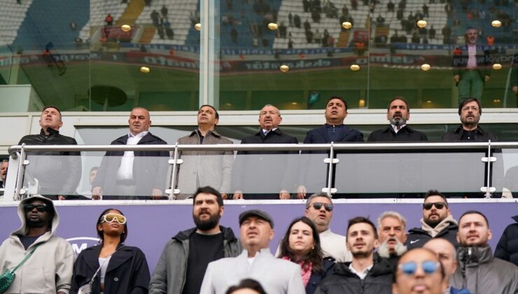 Mecnun Otyakmaz, Kasımpaşa – Sivasspor maçını tribünden izledi