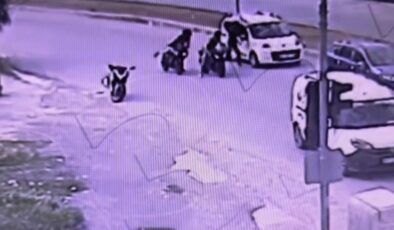 Mersin’de kaskla tekraren araca vurup, şoförünün darbetti