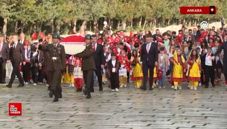 Milli Eğitim Bakanı Tekin, çocuklarla Anıtkabir’i ziyaret etti
