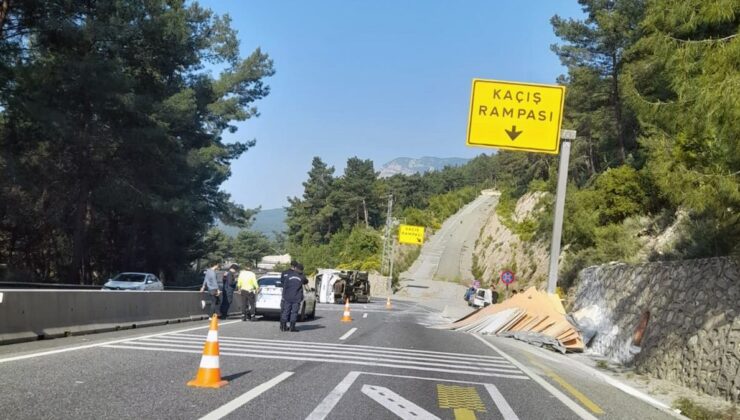 Muğla’da freni patlayan kamyon kaza yaptı