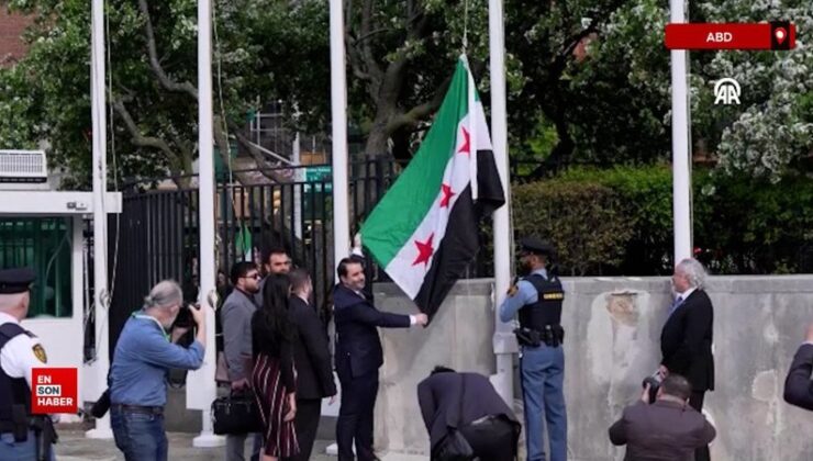 New York’taki BM merkezinde, yeni Suriye bayrağı göndere çekildi